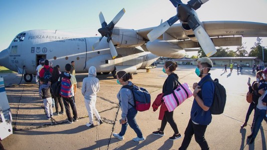Unos 1.700 argentinos varados en el exterior retornarán al país la próxima semana