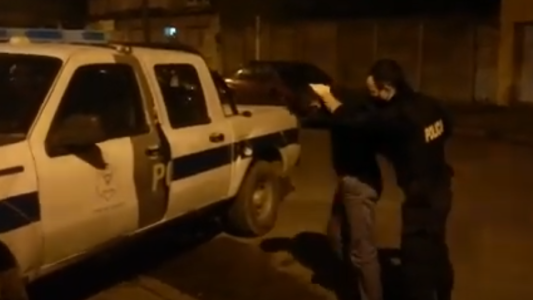 Dañó una vivienda, se "atrincheró" en un galpón y le tiró "de todo" a la policía