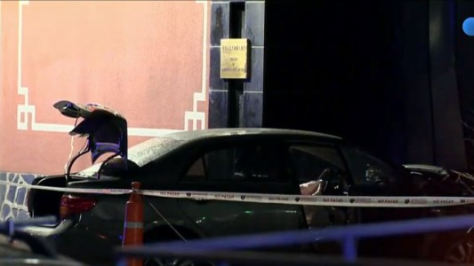 El video del joven que embistió la embajada de China con su auto