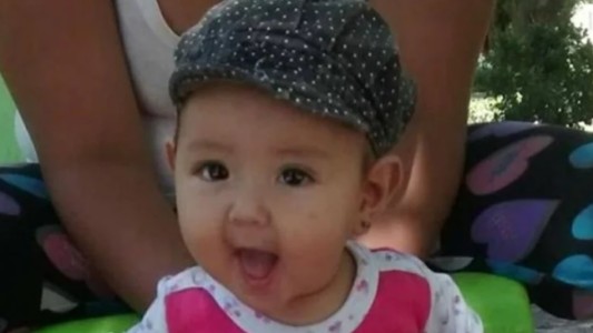Asesinaron a golpes a una beba: arrestaron a su mamá y al padrastro