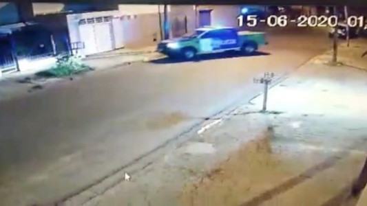 Video: escracharon a policías jugando a reventar un globo con el patrullero