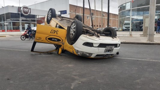 Fotos: Espectacular choque en Ruta 20 que terminó con un auto dado vuelta