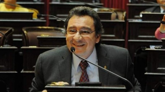 Desopilante descuido de un senador al micrófono