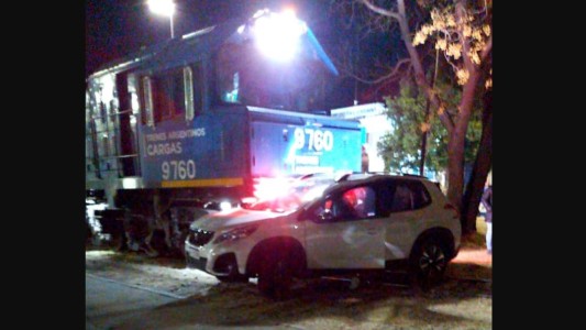 Un hombre herido al chocar con un tren de carga en un paso a nivel sin barreras