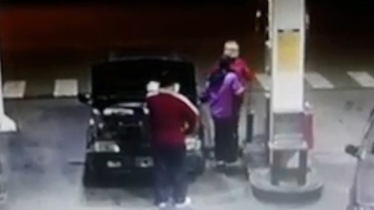 Video: no quiso cargar combustible a un cliente sin barbijo y fue agredido a golpes