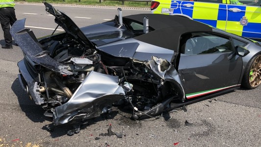 Chocó y destrozó su auto de US$ 310 mil a 20 minutos de sacarlo de la concesionaria