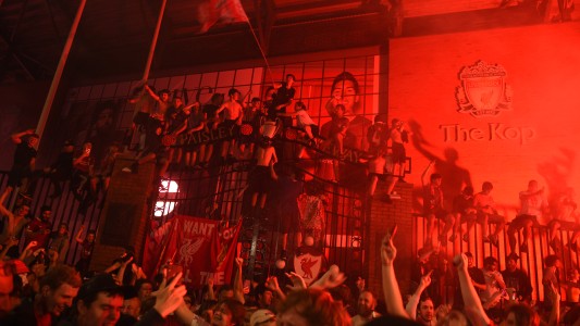 Liverpool campeón de la Premier League: descontrol en los festejos sin distanciamiento social