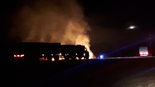 Videos; Camioneros  protestaron quemando banquinas en la ruta 34 por las demoras para cruzar a Santiago del Estero