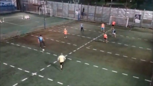 Video: así es el "metegol humano" que reemplaza al fútbol 5 en Rosario