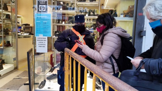 Extreman controles con vallas en el microcentro para que circulen sólo con DNI par