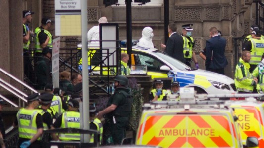 Una persona murió y un oficial de policía fue apuñalado gravemente en un ataque en Escocia