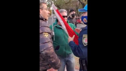 Arriaron la bandera LGBTIQ+ en el Parque Sarmiento y se desató la polémica