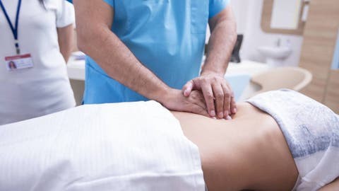 Mujer de 30 años fue al médico por dolores abdominales y le diagnosticaron cáncer testicular