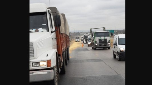 Cortan un carril de la Circunvalación por un camión que “chorrea” cereales