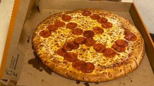 Pidieron una pizza y les llegó con una esvástica de pepperonis