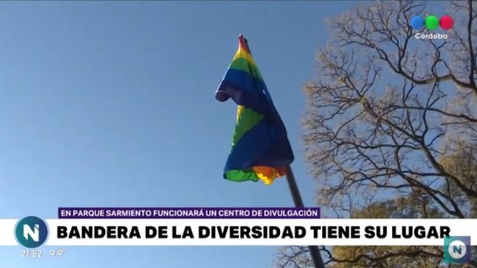 La bandera de la diversidad fue izada en el Parque Sarmiento