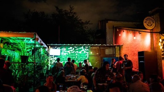 Denuncias e insultos en la inauguración de un bar al que fueron 200 personas