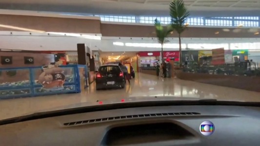 La solución brasileña: en auto por los pasillos del shopping