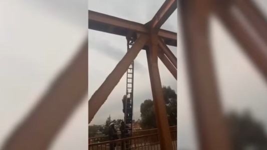 Video: rescataron a un hombre que intentó arrojarse del Puente Alsina