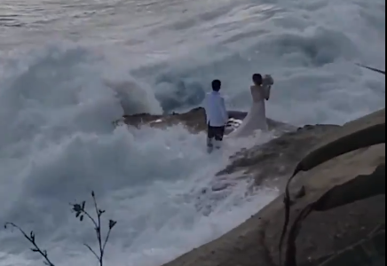VIDEO: así se tragó una ola a una pareja de recién casados que posaba para la foto