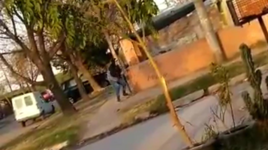 Video: intensa balacera a plena luz del día por una disputa entre vecinos en Rafaela