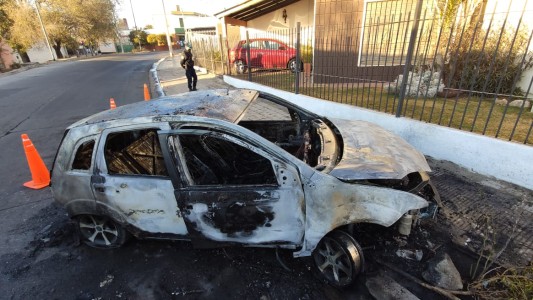 FOTOS: las llamas destruyeron un vehículo que chocó contra un poste