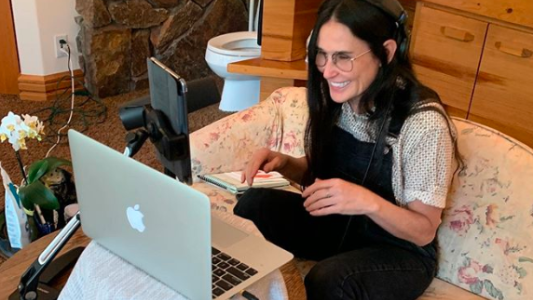 Demi Moore se mostró en la intimidad de su baño y se volvió viral por un detalle extraño