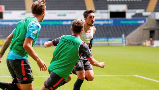 El Leeds de Bielsa logró un triunfo agónico y el jueves buscará el ascenso a la Premier League