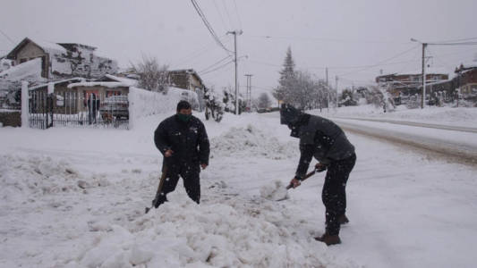 VIDEO: nevadas, intensos vientos y gente aislada por la nieve en Bariloche