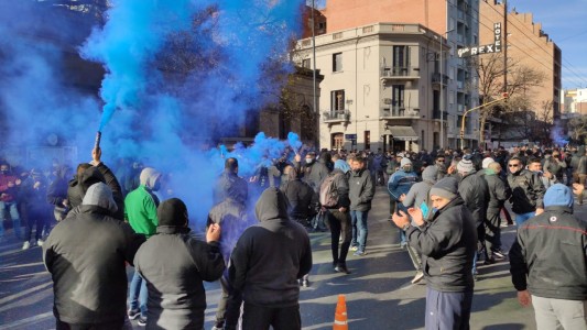 Vallas en Vélez Sársfield al 500: dos carriles para circular y dos para la asamblea de UTA
