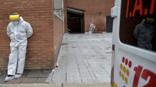 Dieron por muerto a su padre y lo halló respirando en la morgue