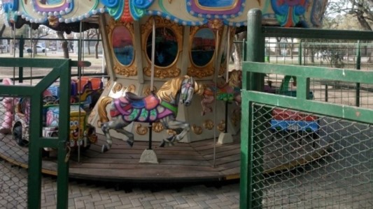 Sin ingresos desde el inicio de la cuarentena, dueño de calesitas puso a la venta los caballitos