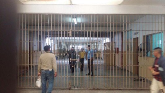 "Te voy a sacar el diablo": un "pastor" violó a un preso en Salta