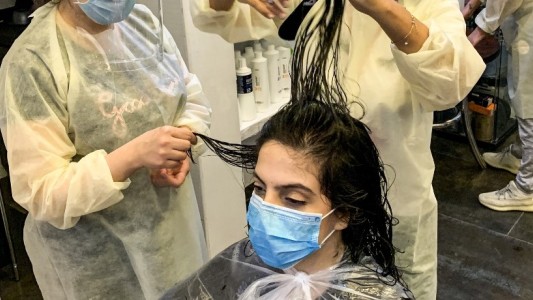 Dos peluqueras con coronavirus atendieron a 139 clientes: ninguno registró síntomas