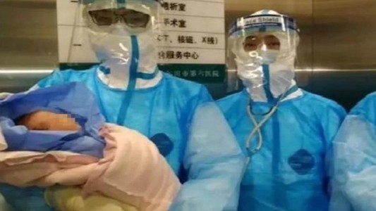 Dieron de alta a un bebé de un mes que tuvo coronavirus