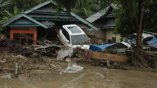 Al menos 21 muertos y decenas de desaparecidos por inundaciones en Indonesia