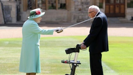La reina Isabel II nombró caballero a un veterano de la II Guerra Mundial que recaudó millones para los trabajadores de la salud