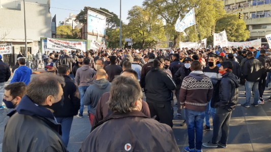 FOTOS: Así es la manifestación de la UTA frente al Concejo Deliberante