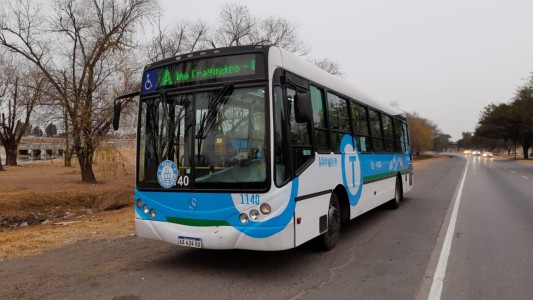 Entre insultos y aplausos, salieron colectivos de Tamse con custodia policial