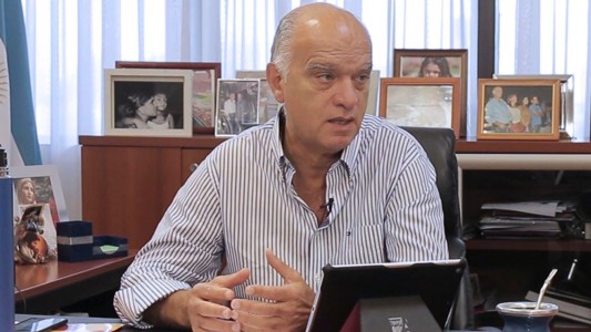 El intendente del partido bonaerense de Lanús contrajo coronavirus.