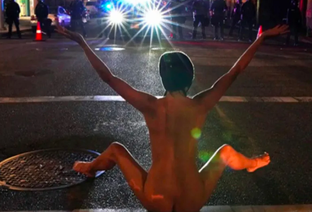 Video: la "Atenea desnuda" que frenó el avance de la policía en Estados Unidos
