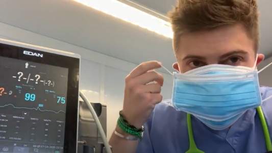 Médico probó 6 barbijos a la vez para probar si perdía oxígeno