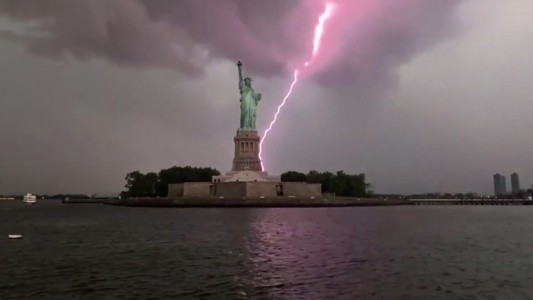 Impresionante tormenta eléctrica cerca de la Estatua de la Libertad
