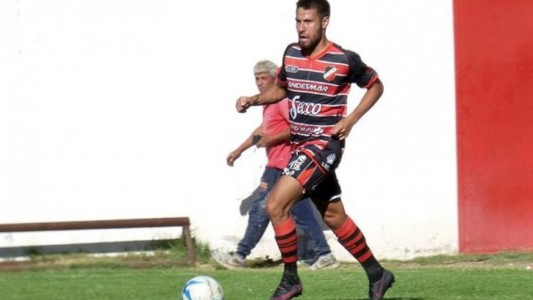 Sin poder jugar, un futbolista vende sorrentinos para sobrevivir