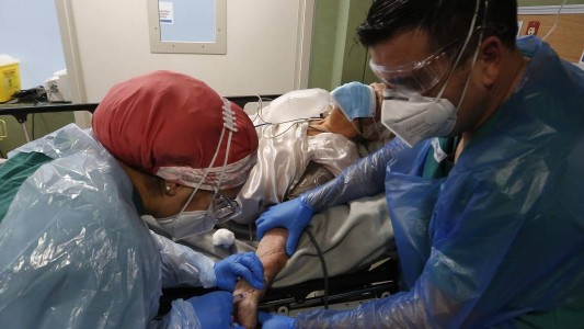 Un medicamento usado contra el colesterol transformaría al coronavirus en un resfrío