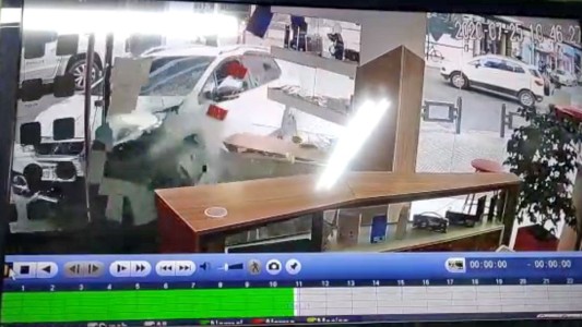 VIDEO: chocó contra una camioneta, impactó en una vidriera y se dio a la fuga