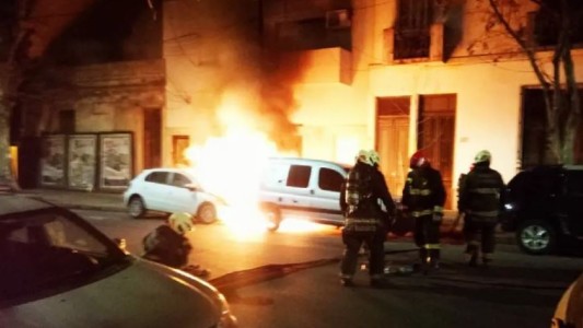 Explosión en Villa Crespo: incendiaron siete autos y seis motos
