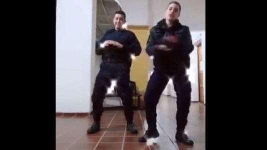 VIDEO: Tres policías de Deán Funes en situación pasiva por grabar videos de Tik Tok