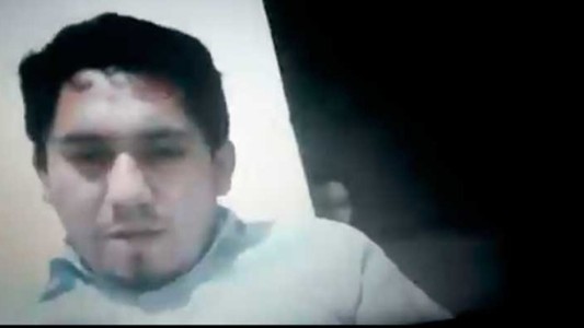 Video aterrador: apareció una "nena fantasma" atrás de un profesor en una clase online