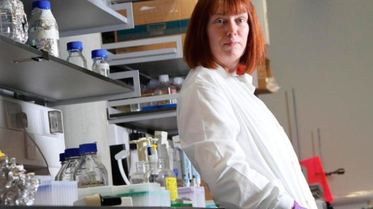 La científica que trabaja en la vacuna de Oxford y la prueba en sus propios hijos trillizos